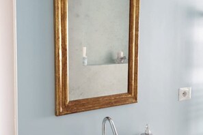 Douche, sèche-cheveux, serviettes fournies