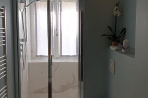 Douche, sèche-cheveux, serviettes fournies