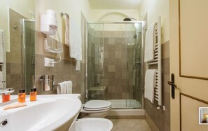 Shower, hair dryer, bidet, towels