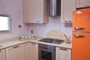 Refrigerador, horno, placa de cocina, cafetera/tetera