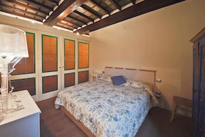 2 bedrooms, iron/ironing board, WiFi
