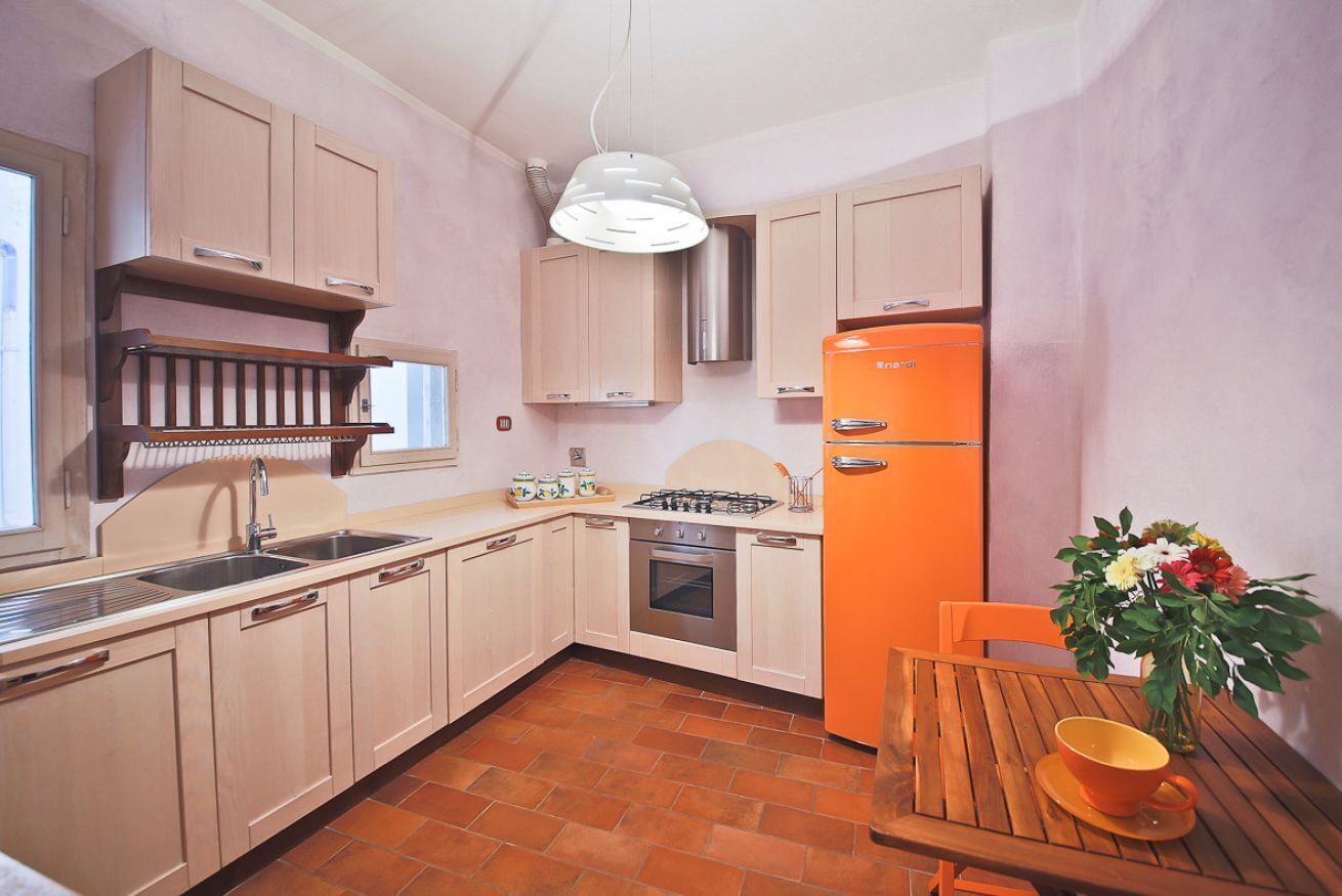 Kylskåp, ugn, spishäll och kaffe- och tebryggare