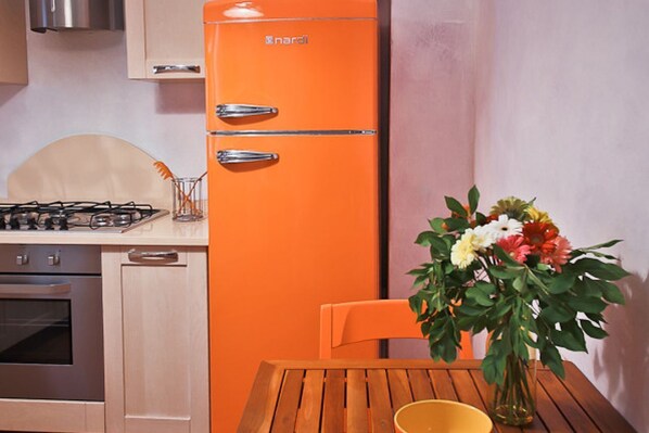 Een koelkast, een oven, een kookplaat, een koffiezetapparaat/waterkoker