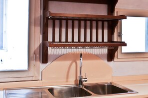 Kühlschrank, Ofen, Herdplatte, Wasserkocher mit Kaffee-/Teezubehör