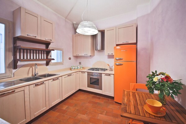 Jääkaappi, uuni, liesi, kahvin-/teenkeitin