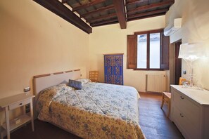 1 habitación, tabla de planchar con plancha y wifi