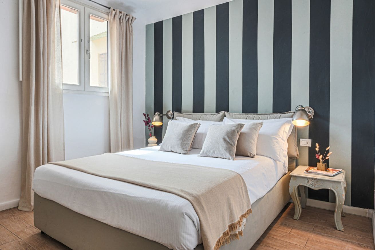 2 bedrooms, desk, WiFi, bed sheets