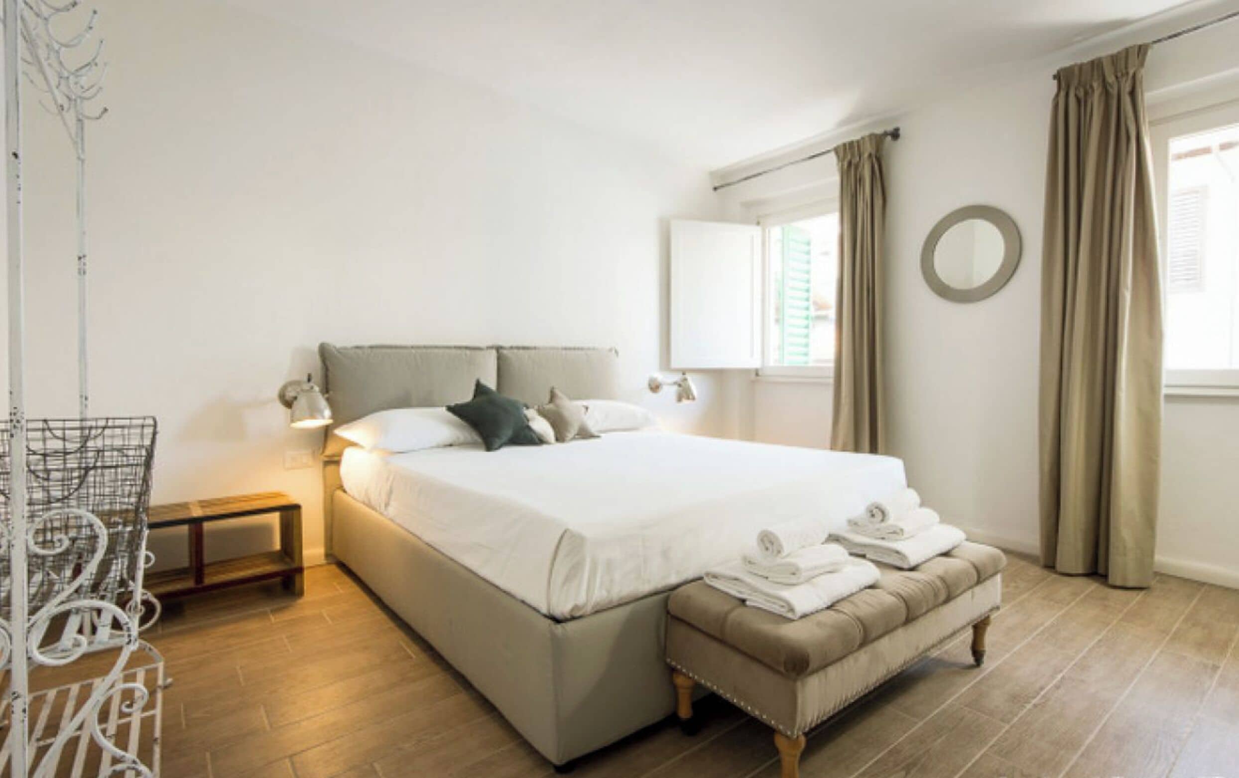 2 bedrooms, desk, WiFi, bed sheets