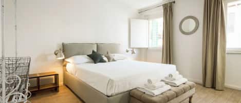 2 bedrooms, desk, WiFi, bed sheets