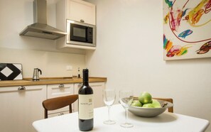 Frigorifero, microonde, piano cottura, macchina per tè/caffè