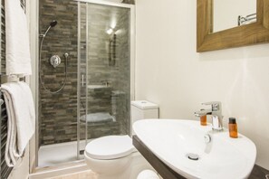 Douche, sèche-cheveux, serviettes fournies