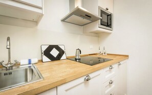 Frigorifero, microonde, piano cottura, macchina per tè/caffè