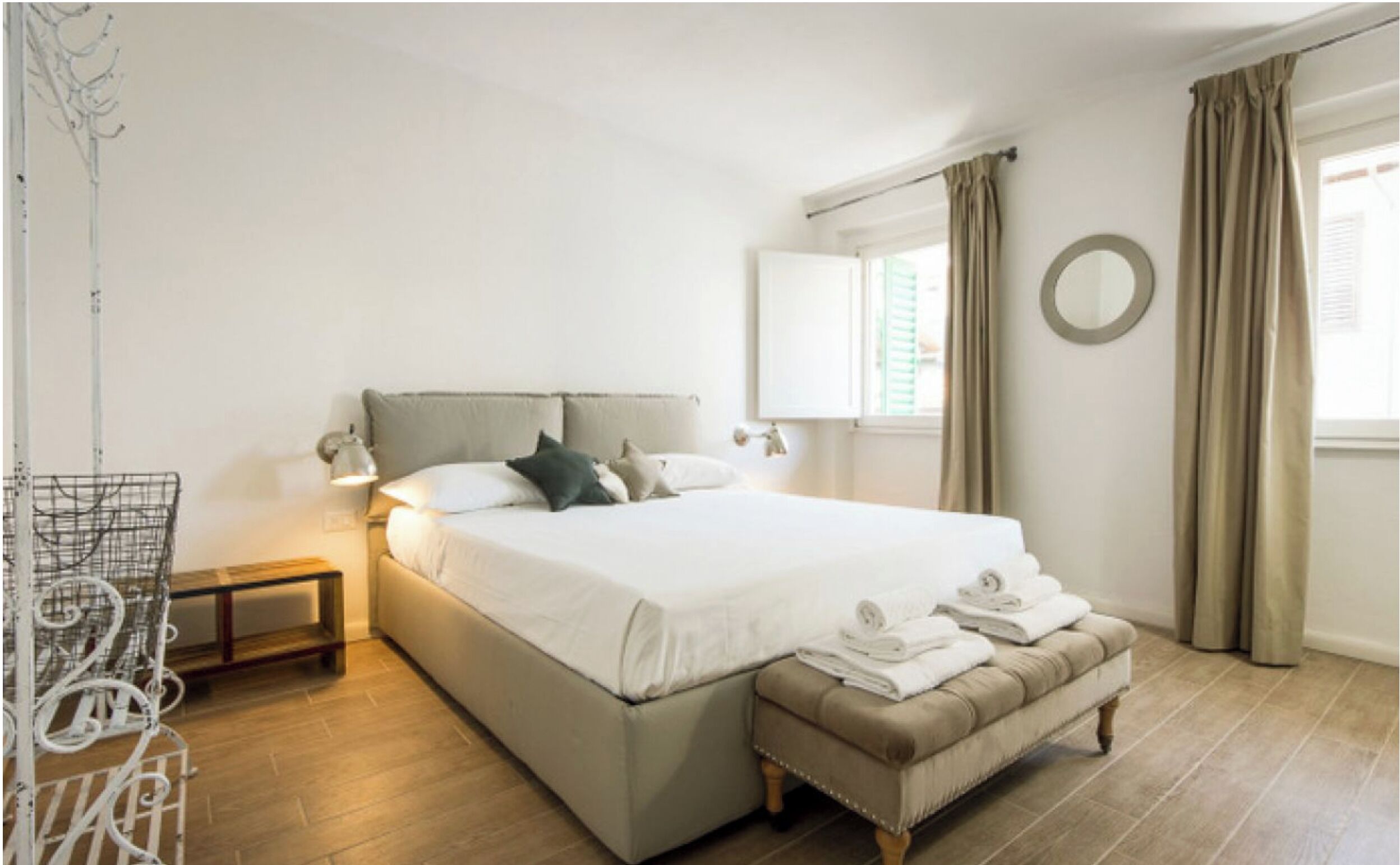 2 室のベッドルーム、デスク、WiFi、ベッドシーツ