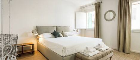 2 室のベッドルーム、デスク、WiFi、ベッドシーツ