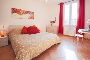 2 habitaciones, escritorio, tabla de planchar con plancha y wifi 