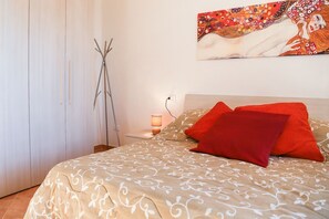 2 soverom, skrivebord, strykejern/-brett og wi-fi