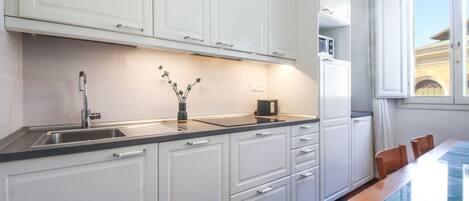 Kühlschrank, Mikrowelle, Herdplatte, Geschirrspüler