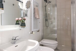 Ducha, secador de pelo, bidet