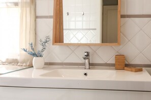 Douche, sèche-cheveux, bidet