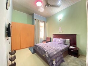 Deluxe Double Room | Iron/ironing board, free WiFi - Bays Villa Apartments (Koforidua)