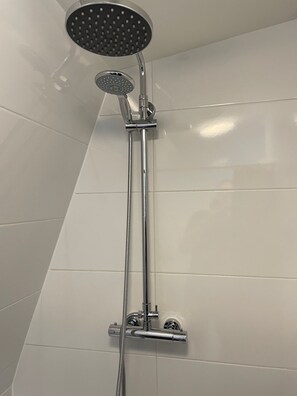 Shower, hair dryer, towels, soap - Op nog Geen 5 Minuten Lopen van Hartje Leiden, Maar Slapen in Alle Rust (Leiden)