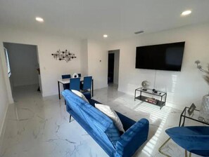 Smart TV, music library, stereo - Hideaway - Hollywood Beach (Hollywood)