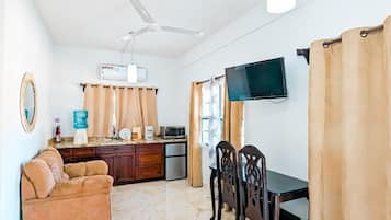 迷你冰箱、微波炉、茶具/咖啡用具、厨具/餐具
