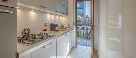 Een koelkast, een oven, een kookplaat, een vaatwasser