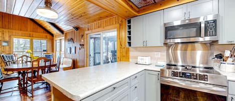 Een koelkast, een magnetron, een oven, een kookplaat