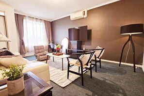 Living area - 2 Bed Apartment York Street Sale (Sale)