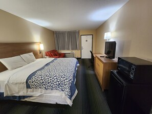 Room, 1 King Bed, Non Smoking, Microwave | Hypo-allergenic bedding, desk, iron/ironing board, free WiFi - Budget Host Inn (Henderson)