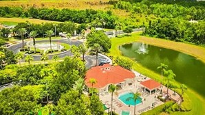 Un resort con piscina, una rotonda y un lago.