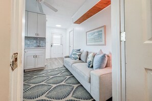 Smart TV - Cozy 1BR w/ King Bed, Pets OK, Walk 2 Food+Shops (Frisco)