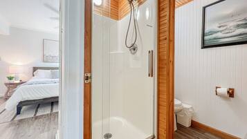 Secadora de cabello, toallas, jabón, shampoo