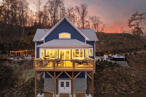 Exterior - Mountain Treehouse w/ Hot Tub mins to AVL + BlkMtn (Swannanoa)