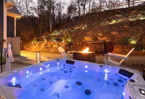 Outdoor spa tub - Mountain Treehouse w/ Hot Tub mins to AVL + BlkMtn (Swannanoa)