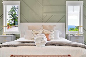 3 bedrooms, desk, free WiFi, bed sheets - Mountain Treehouse w/ Hot Tub mins to AVL + BlkMtn (Swannanoa)