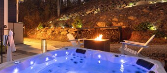 Luxury Cozy Mountain Treehouse w/ Hot Tub + Gym mins to AVL + BlkMtn