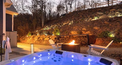 Luxury Cozy Mountain Treehouse w/ Hot Tub + Gym mins to AVL + BlkMtn