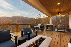 Outdoor dining - Mountain Treehouse w/ Hot Tub mins to AVL + BlkMtn (Swannanoa)