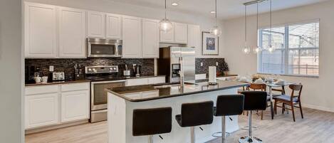 Een koelkast, een magnetron, een kookplaat, een vaatwasser