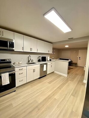 Comfort House, 3 Bedrooms | Private kitchen | Stovetop, dishwasher, blender, cookware/dishes/utensils