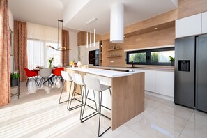 Kjøleskap, mikrobølgeovn, ovn og kokeplater