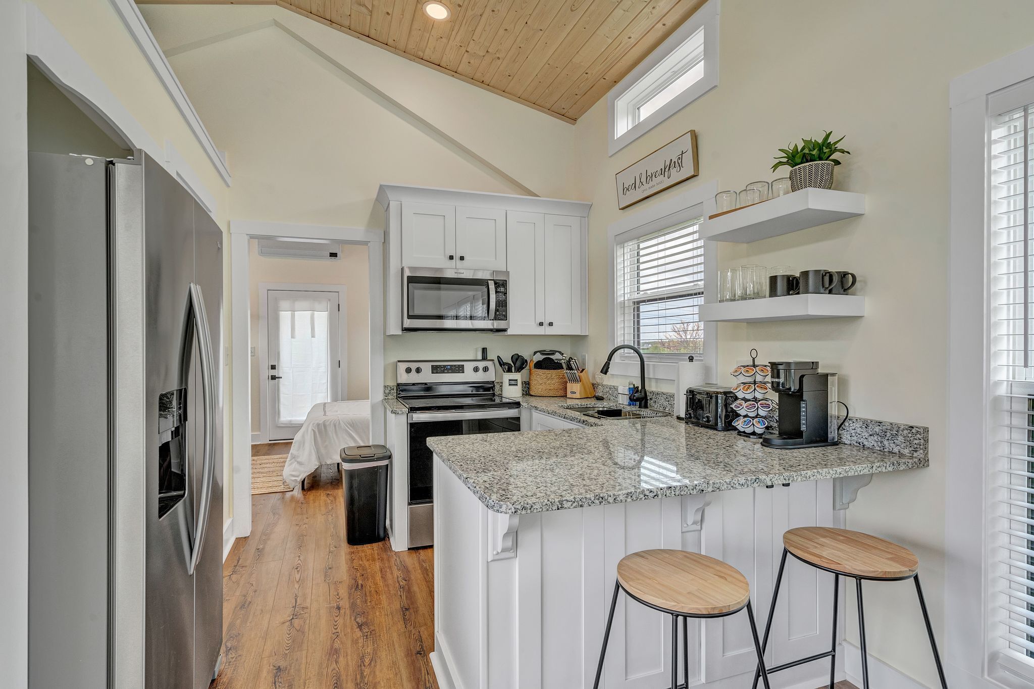 Mikrobølgeovn, ovn, kokeplater og oppvaskmaskin