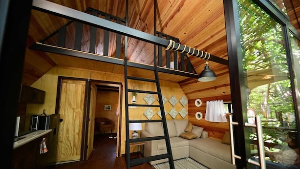 Habitación cuádruple Deluxe, vista al río | Área de sala de estar
