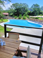 Una piscina al aire libre