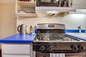 Kühlschrank, Mikrowelle, Herdplatte, Wasserkocher mit Kaffee-/Teezubehör