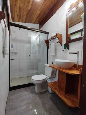 Dusj, regndusjhode, toalettartikler (inkludert) og hårføner