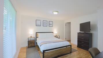 3 makuuhuonetta, työpöytä, silitysrauta/-lauta, Wi-Fi