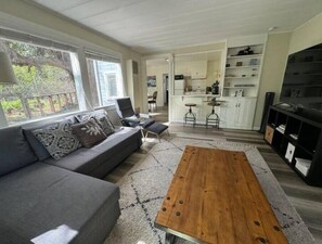 Living area - Eucalyptus retreat by the creek (San Anselmo)